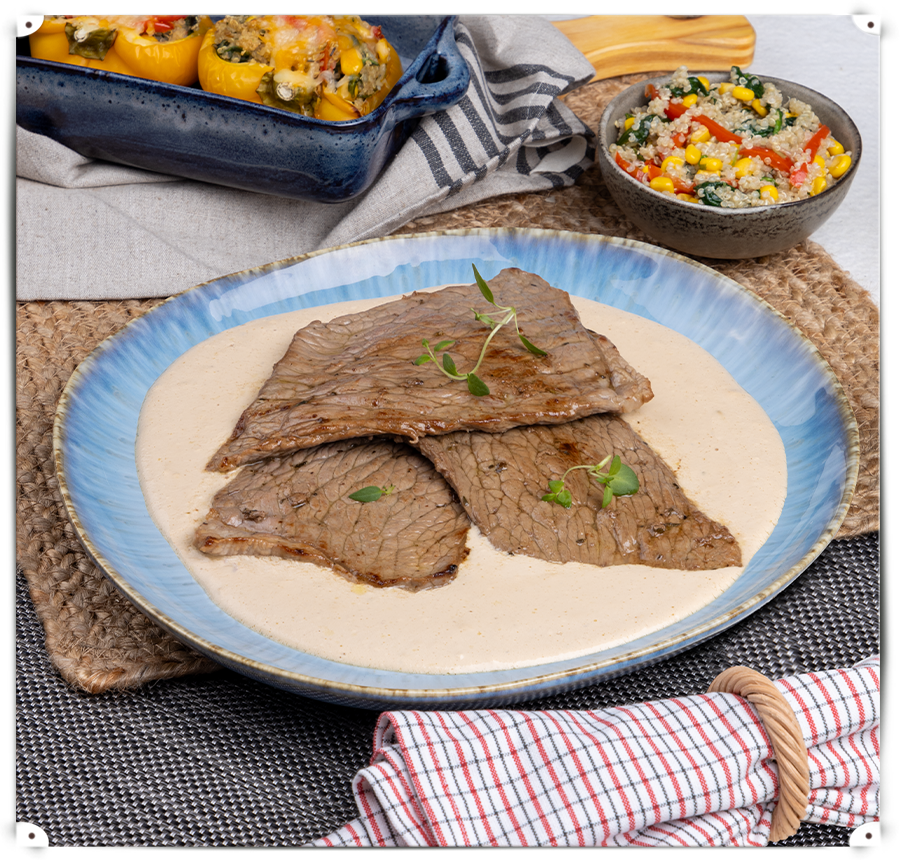 05 Escalopes com molho café com pimentos recheados de quinoa e legumes grande